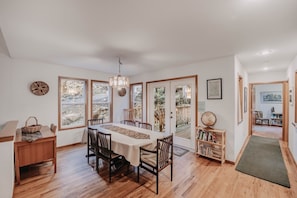 Cabin, 3 Bedrooms | Dining - 51sl - Ping Pong - Fireplace - D/w - W/d - Sleeps 8 3 Bedroom Home by RedAwning (Deming)