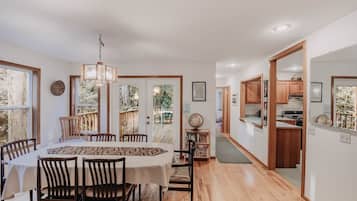 Cabin, 3 Bedrooms | Dining