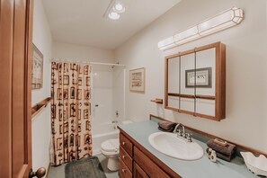 Cabaña, 3 habitaciones | Baño | Tina profunda y toallas