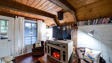 Cabin, 3 Bedrooms | Private kitchen | Fridge, microwave, oven, coffee/tea maker