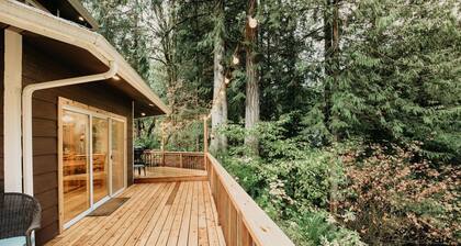 13sl - Hot Tub - Pets Ok - Wifi - Sleeps 8 2 Bedroom Home by RedAwning