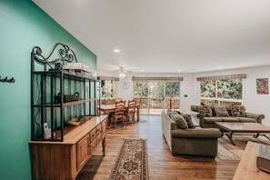 小屋, 2 間臥室 | 起居區 | 壁爐、 DVD 播放機、電腦螢幕