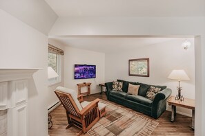 Cabin, 2 Bedrooms | Living area