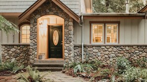 A house with a stone facade, a black door with an oval design, and a stone staircase leading to the entrance. - 34sl - Hot Tub - Bbq - Ping Pong Table - Sleeps 8 3 Bedroom Home by RedAwning (Deming)