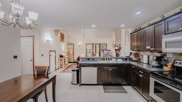 Kabin, 2 kamar tidur | Dapur pribadi | Lemari es, microwave, oven, dan mesin pembuat kopi/teh