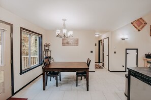 Cabin, 2 Bedrooms | Dining - 89gs - Hot Tub - Pets Ok - Wifi - Sleeps 4 1 Bedroom Home by RedAwning (Deming)