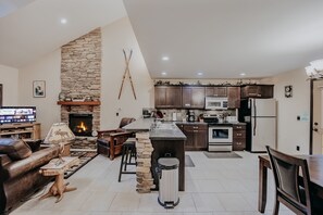 Cabin, 2 Bedrooms | Private kitchen