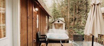 95gs - Hot Tub - Wifi - Pets Ok - Sleeps 4 2 Bedroom Home by RedAwning