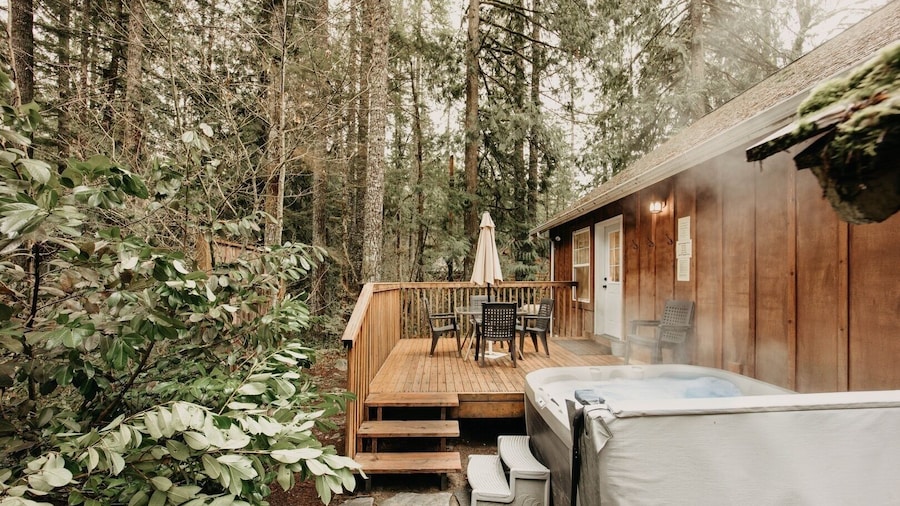 95gs - Hot Tub - Wifi - Pets Ok - Sleeps 4 2 Bedroom Home by RedAwning