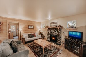 Cabane, 2 chambres | Coin séjour | Cheminée, lecteur de DVD