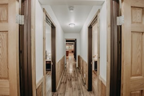 Cabaña, varias habitaciones | Interior