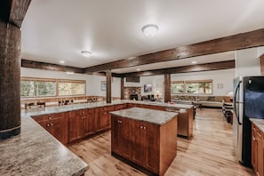 Private kitchen - 03mbh -12-bdrm - 3.5-bath - Wifi - Pets Ok - Sleeps 26 12 Bedroom Home by RedAwning (Deming)