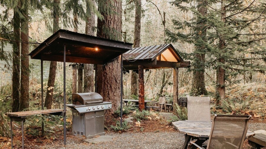 03mbh -12-bdrm - 3.5-bath - Wifi - Pets Ok - Sleeps 26 12 Bedroom Home by RedAwning