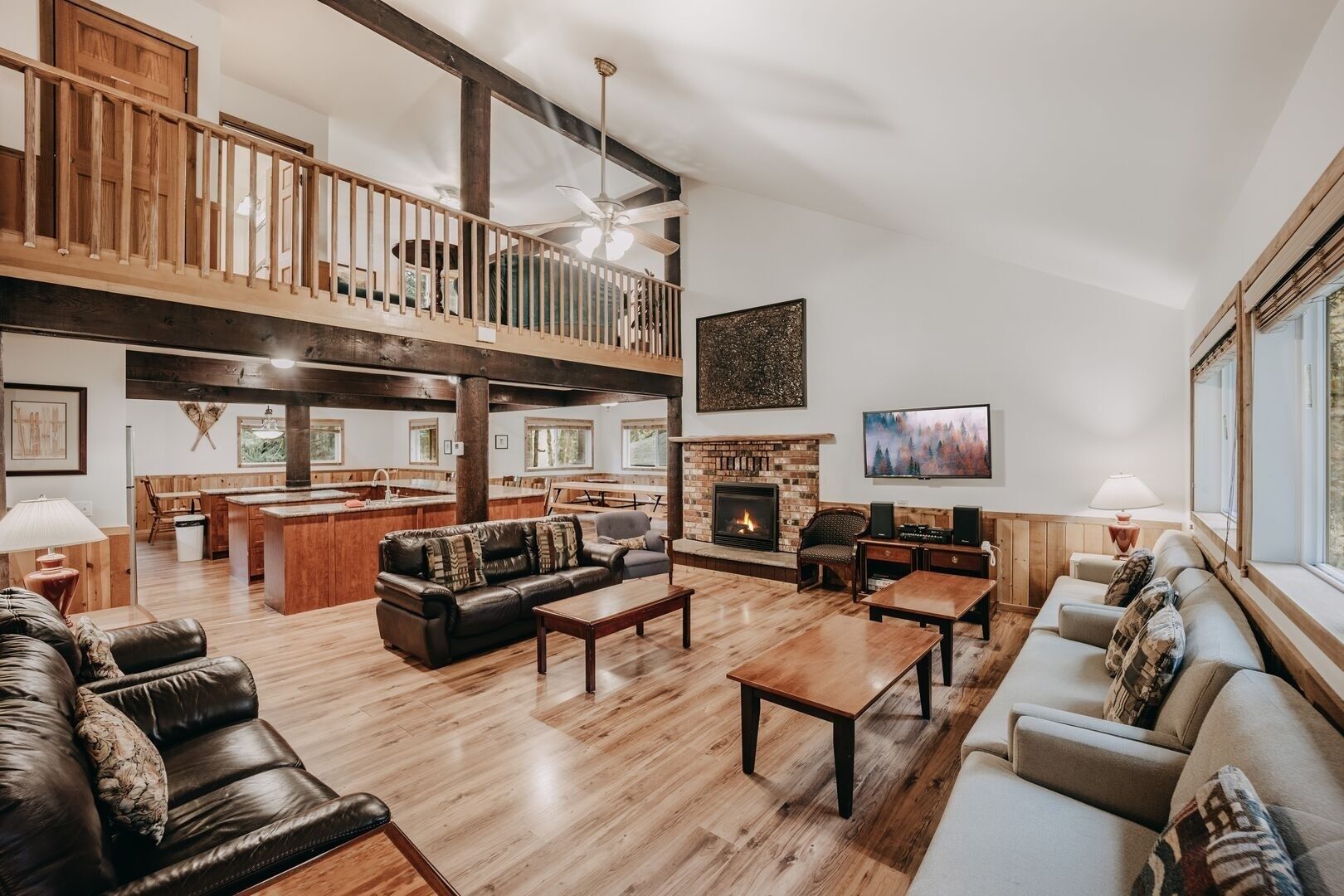 Cabin, nhiều phòng ngủ | Khu phòng khách | Lò sưởi 