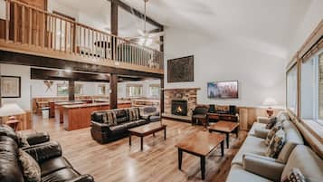 Cabin, nhiều phòng ngủ | Khu phòng khách | Lò sưởi
