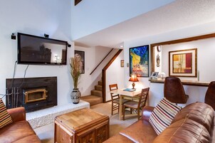 Televisión, chimenea, reproductor de DVD