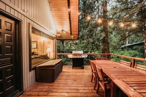 Cabin, 2 Bedrooms | Private kitchen | Fridge, microwave, oven, coffee/tea maker