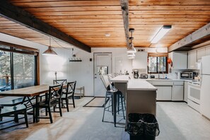 Cabin, 2 Bedrooms | Private kitchen | Fridge, microwave, oven, coffee/tea maker - 98sl - Hot Tub - Bbq - Pets Ok - Wifi - Sleeps 6 2 Bedroom Home by RedAwning (Deming)