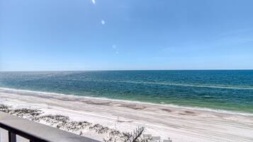 Condo, 2 habitaciones | Playa | En la playa