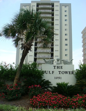 Un edificio alto con balcones, que dice "The Gulf Tower 1051".