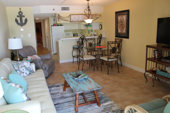 Condo, 1 habitación, balcón, frente al mar | 1 habitación, decoración personalizada y muebles diferentes