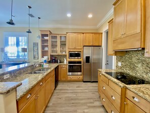 Mökki, 3 makuuhuonetta, pääsy uima-altaalle, rannalla | Yksityinen keittiö | Täysikokoinen jääkaappi, mikroaaltouuni, uuni, liesi