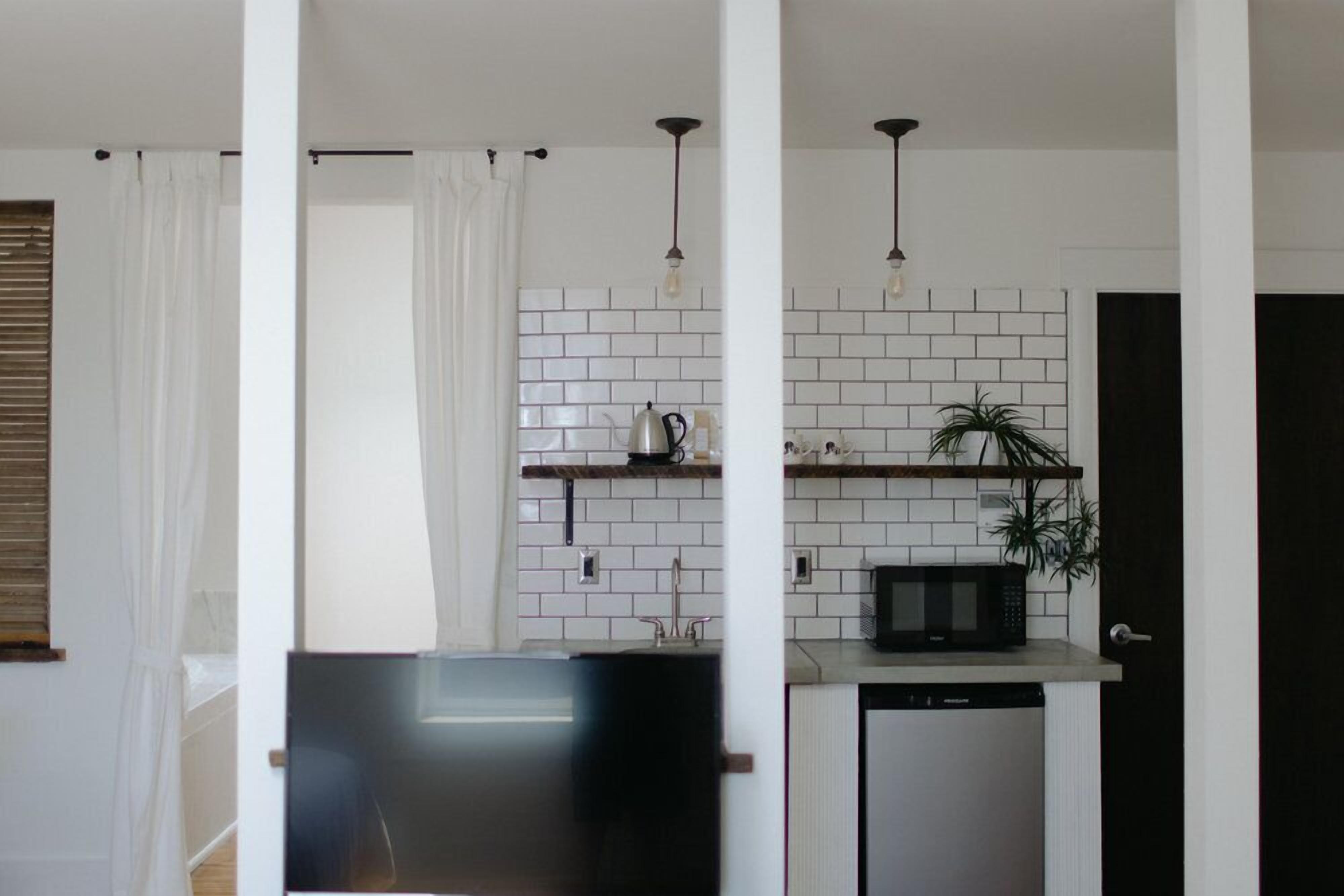 deluxe double room, 1 king bed | 1 bedroom, minibar, desk, iron/ironing board