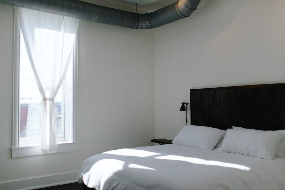 Habitación doble de diseñador, 1 cama King size | Minibar, escritorio, tabla de planchar con plancha y wifi gratis
