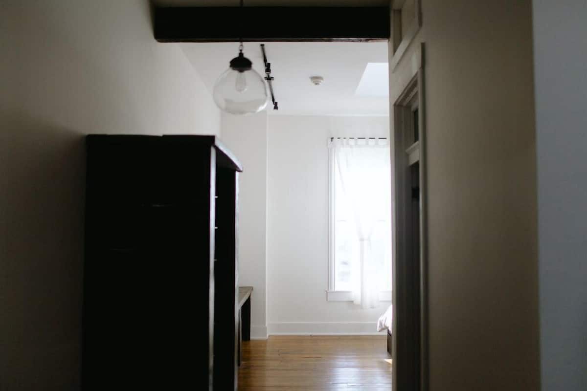 Habitación doble de diseñador, 1 cama King size | Minibar, escritorio, tabla de planchar con plancha y wifi gratis