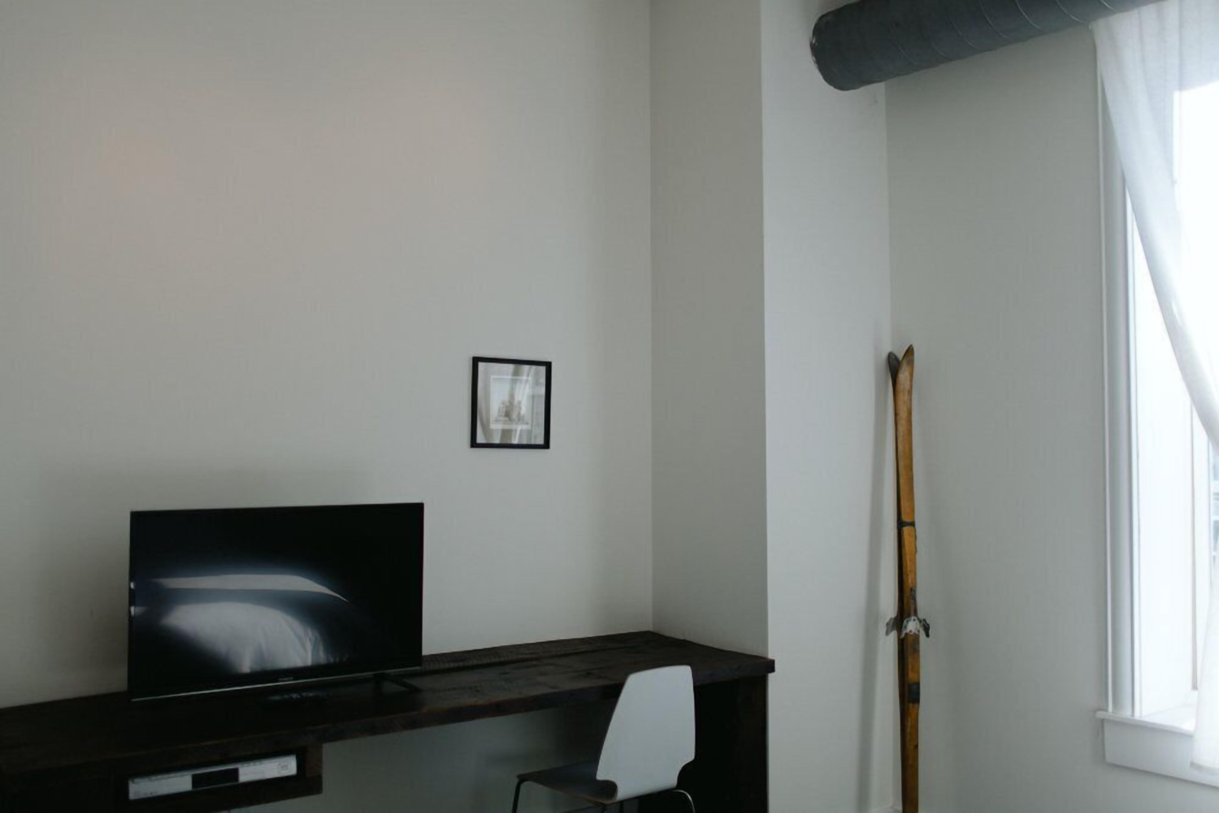 design double room, 1 king bed | 1 bedroom, minibar, desk, iron/ironing board