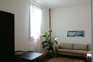 Kamar Double Desain, 1 Tempat Tidur King | Area keluarga | TV layar datar