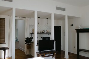 Kamar Double Deluks, 1 Tempat Tidur King | Area keluarga | TV layar datar