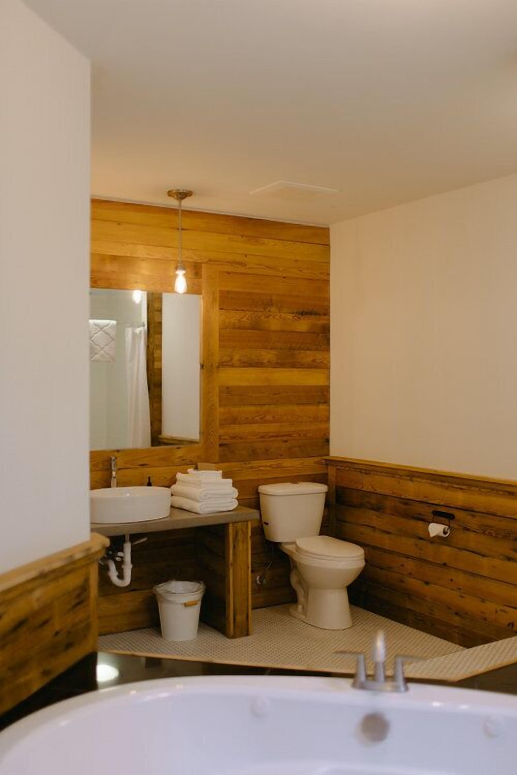 design double room, 1 king bed | bathroom | free toiletries, hair dryer, towels