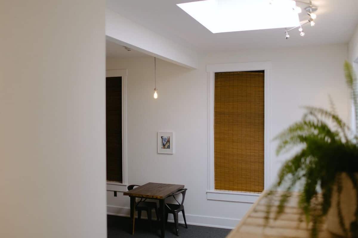 Habitación doble de diseñador, 1 cama King size | Minibar, escritorio, tabla de planchar con plancha y wifi gratis
