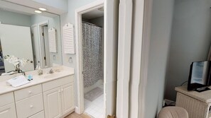 House, 4 Bedrooms | Bathroom - 2 East Wind 4 Bedroom Home (Hilton Head Island)