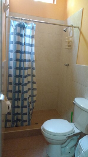 Shared Dormitory, Mixed Dorm (6pax) | Bathroom | Shower, towels