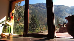 A window with a view of a mountainous landscape. - Casa Patacalle Bed & Breakfast Hotel (Ollantaytambo)