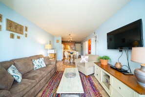Condo, varias camas (Gulf Shores Plantation East Unit 3113) | Sala de estar | Reproductor de DVD 