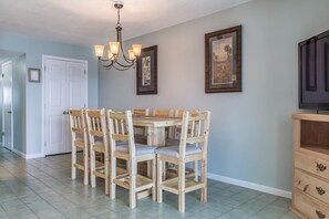 Condo, Multiple Beds (Gulf Tower 11D) | Dining