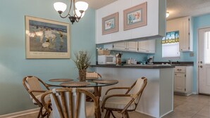 Apartment, Mehrere Betten (Harbor House Unit 11B) | Essbereich im Zimmer
