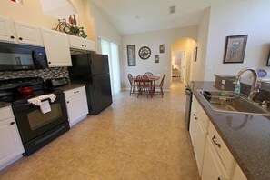 Standard Apartment, 4 Bedrooms | Private kitchen