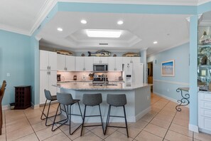 Condo, varias camas (Phoenix on the Bay Unit 1110) | Cocina privada | Refrigerador, microondas y cafetera y tetera 