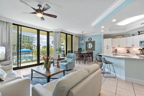 Condo, varias camas (Phoenix on the Bay Unit 1110) | Área de sala de estar