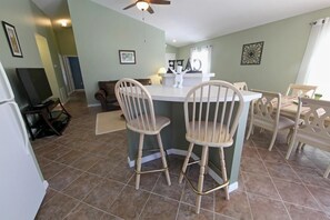 Standard Apartment, 3 Bedrooms | In-room dining - Gorgeous Homes with Golf Course View (Haines City)