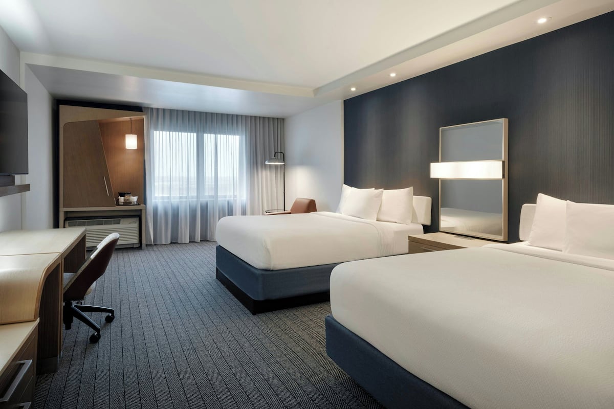 Een kluis op de kamer, een bureau, een strijkplank/strijkijzer