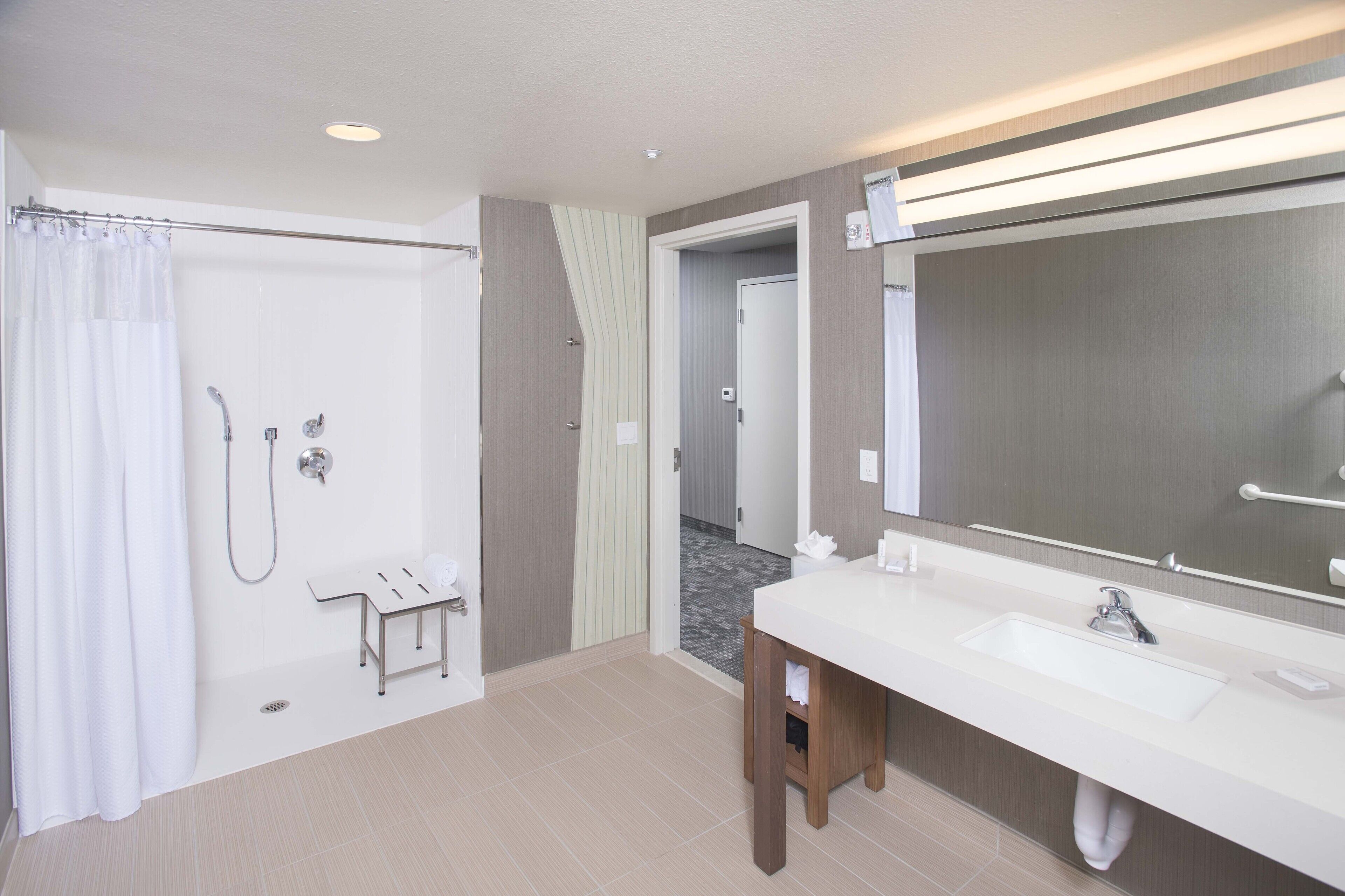 combined shower/bathtub, hair dryer, towels