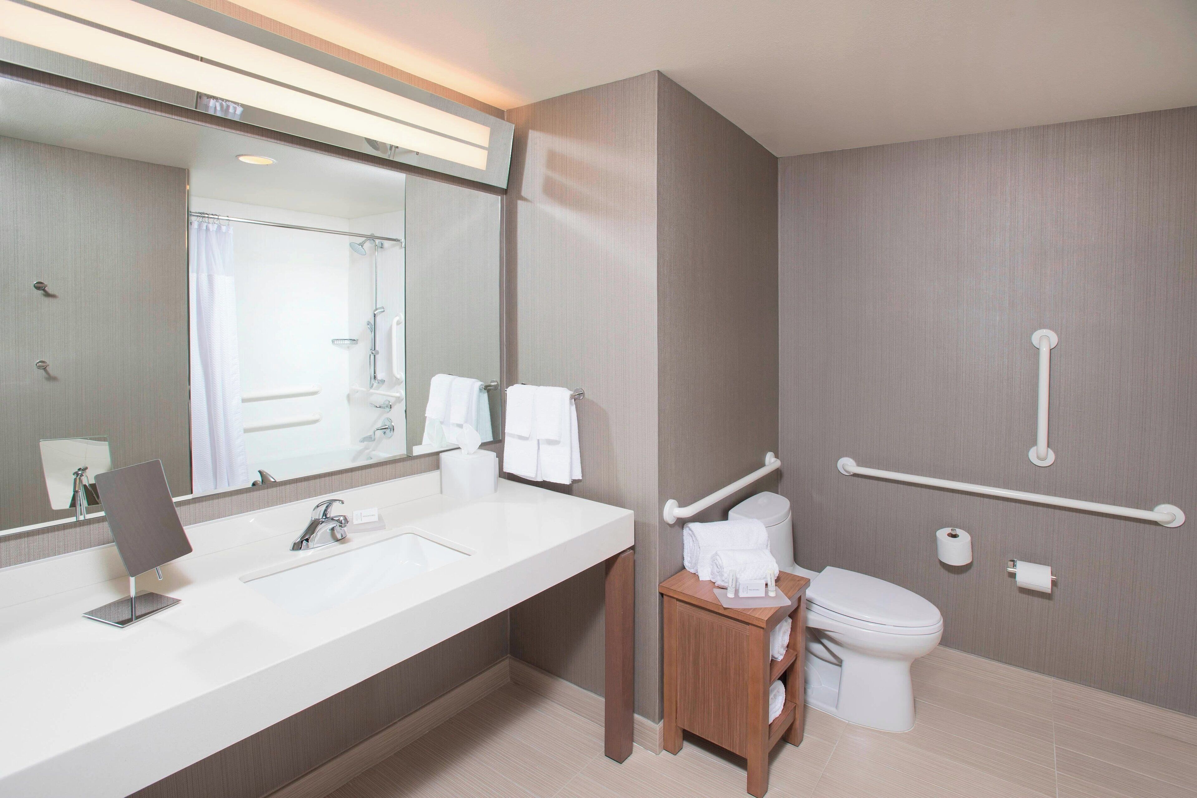 combined shower/bathtub, hair dryer, towels