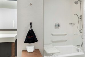 Combined shower/bathtub, hair dryer, towels