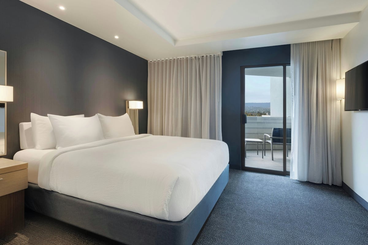 Suite ejecutiva, 1 habitación | Caja de seguridad en la habitación y escritorio