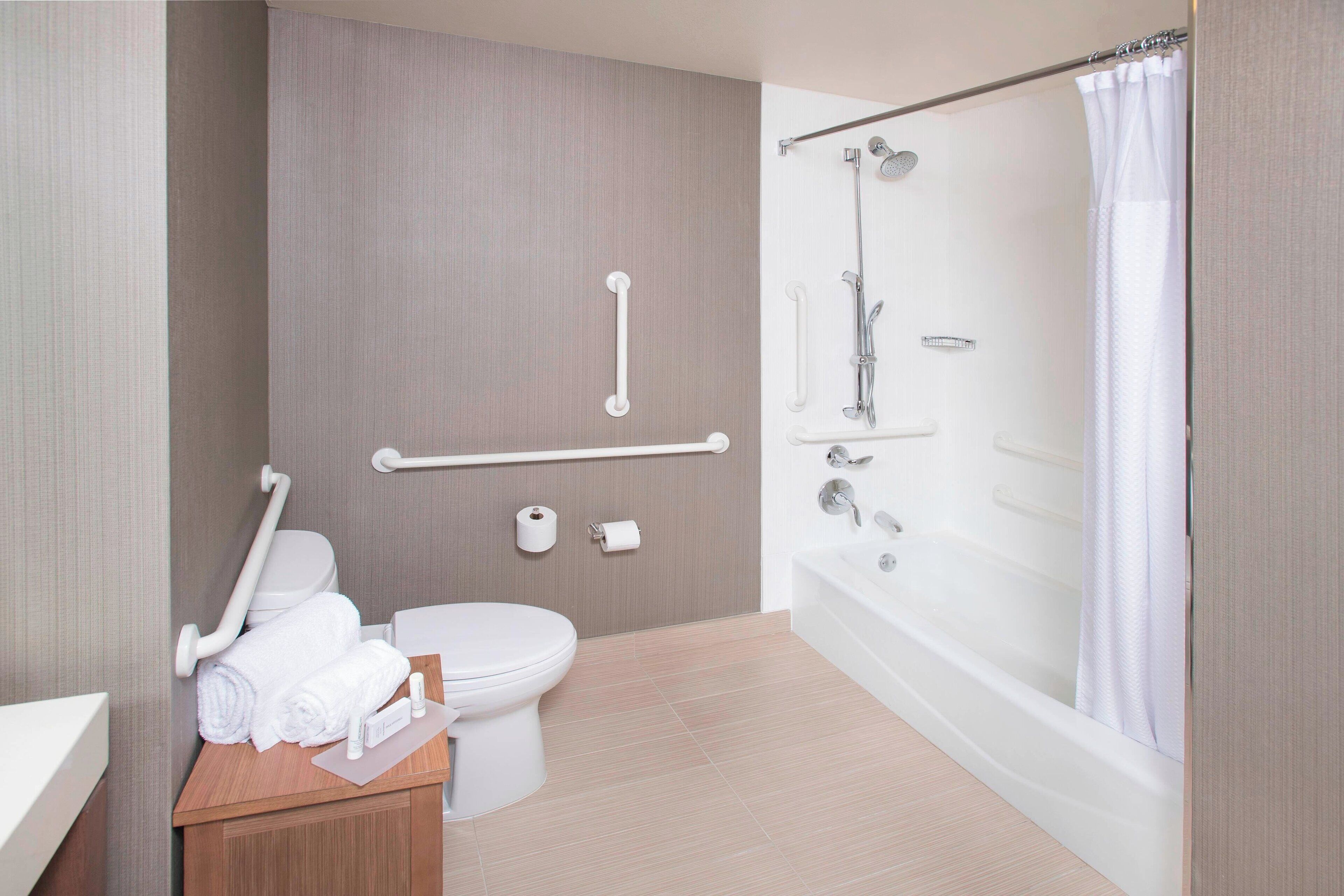 combined shower/bathtub, hair dryer, towels